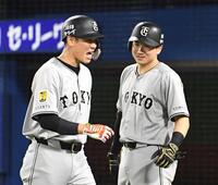 　雄叫びを上げる坂本（左）（撮影・佐藤厚）