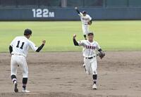 　初戦を突破しガッツポーズを決める佐倉ナイン（撮影・開出牧）