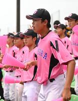 　桜色のＴシャツの左袖に喪章をつけスタンドで応援する佐倉の野球部員（撮影・開出牧）