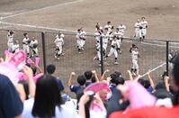 　初戦突破し応援団の祝福に応える佐倉ナイン（撮影・開出牧）