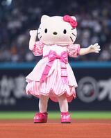 　ファーストピッチセレモニーで投球するキティちゃん（撮影・中島達哉）