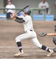 　５回、右越え適時二塁打を放つ佐倉・石井勇輝（撮影・開出牧）