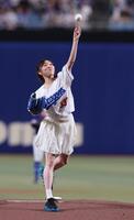 　始球式に登場した須田亜香里（撮影・市尻達拡）