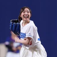 　始球式に登場した須田亜香里（撮影・市尻達拡）
