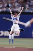 　始球式に登場した須田亜香里（撮影・市尻達拡）