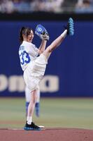 　始球式に登場した須田亜香里（撮影・市尻達拡）