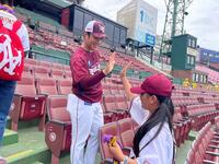 　招待した子どもたちと交流した則本（楽天野球団提供）