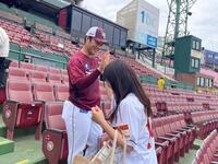 　招待した子どもたちと交流した則本（楽天野球団提供）