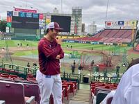 　招待した子どもたちと交流した則本（楽天野球団提供）