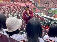 　招待した子どもたちと交流した則本（楽天野球団提供）