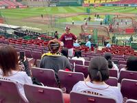 　招待した子どもたちと交流した則本（楽天野球団提供）