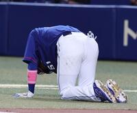 　１回、右手付近への死球でグラウンドにうずくまる上林（撮影・市尻達拡）