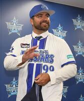 　ＤｅＮＡ入団記者会見を終え、笑顔で手を振るフォード