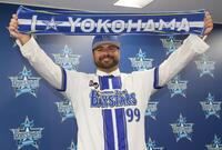 　ＤｅＮＡ入団が決まり、「Ｉ☆ＹＯＫＯＨＡＭＡ」のタオルを掲げ笑顔のフォード
