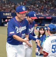 　お立ち台後、ファンとタッチを交わす大野と石伊（撮影・市尻達拡）