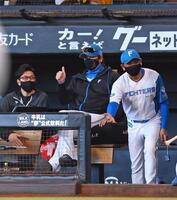 　２回、２点適時二塁打を放った清宮幸にサムズアップをする新庄監督（中央）＝撮影・中島達哉