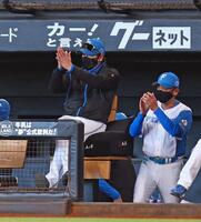 　６回、適時打を放った清宮幸に拍手を送る新庄監督（左）＝撮影・中島達哉
