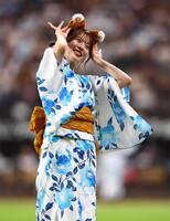 　浴衣姿できつねダンスを踊るファイターズガールの塩澤美咲さん＝２０２４年８月