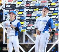 　お立ち台で自分のかわいいポイントを話す矢沢（右は清宮幸）＝撮影・中島達哉