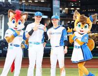 　キッズスターターからもらったお守りを手に記念撮影に応じる清宮幸（左）と矢沢（撮影・中島達哉）