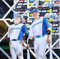 　お立ち台で笑顔を見せる矢沢（左）と清宮幸（撮影・中島達哉）