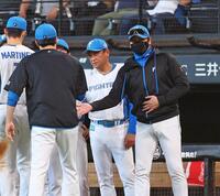  ナインを迎える新庄監督（右）＝撮影・中島達哉