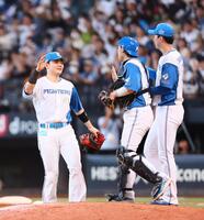 　オリックスに勝利をあげ、ナインとタッチを交わす清宮幸（左）＝撮影・中島達哉