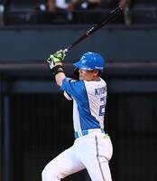 　２回、２点適時二塁打を放つ清宮幸（撮影・中島達哉）