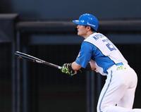 　２回、２点適時二塁打を放つ清宮幸（撮影・中島達哉）