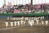 　試合前の整列に駆け出す佐倉ナイン（後方）。手前は千葉工ナイン（撮影・開出牧）