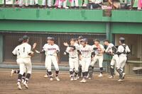 　１回、４番のクレメンテカールジャスティンを二ゴロに打ち取った先発・中薗柊之介（左手前）を大喜びで迎える佐倉ナイン（撮影・開出牧）