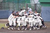 　試合前、円陣を組む佐倉ナイン（撮影・開出牧）