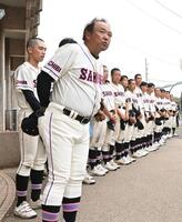 　初戦を突破し応援団や父兄にあいさつする佐倉・奥村武広監督（手前）＝撮影・開出牧