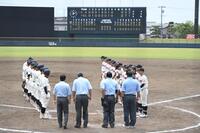 　８回コールド勝利で初戦突破した佐倉ナイン（右）。左は千葉工ナイン（撮影・開出牧）