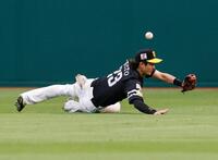 　７回、辰己の飛球にソフトバンクの周東が飛び込むが及ばず、適時二塁打となる