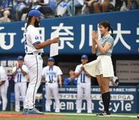 　ジャクソン（左）を表彰する稲村亜美（右）＝撮影・佐藤厚