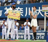 　ジャクソン（左）を表彰する稲村亜美（右）＝撮影・佐藤厚