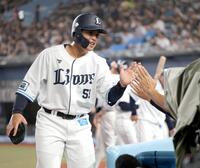 　８回、走者一掃の三塁打を放ち、ナインに祝福される仲三河（撮影・西岡正）