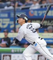 　１回、先制の左犠飛を放つ仲三河（撮影・西岡正）