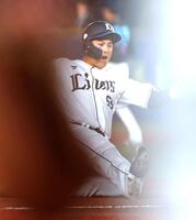 　８回、中越えに走者一掃の三塁打を放ち。三塁へ滑り込む仲三河（撮影・西岡正）