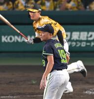 　４回、小幡に勝ち越し打を許す石川（撮影・飯室逸平）