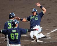 　４回、太田の適時打で生還するオスナ（撮影・立川洋一郎）