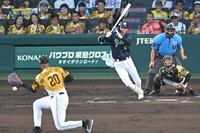 　４回、先制打を放つ太田（撮影・飯室逸平）