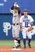 　１回、先制中越え二塁打を放ち笑顔を見せる佐々木。右は林