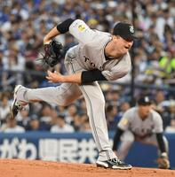 　ＤｅＮＡ打線に立ち向かうグリフィン（撮影・佐藤厚）