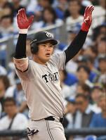 　１回、荒巻は右前打を放つ（撮影・佐藤厚）