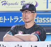 　９回、戦況を見る吉井監督（撮影・西岡正）