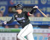 　６回、投ゴロに倒れる西川（撮影・西岡正）