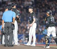 　８回、ピンチで種市（中央）の元へ集まるロッテナイン（撮影・西岡正）