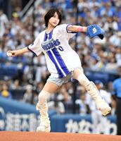 　華麗なフォームで投球するあのちゃん（撮影・佐藤厚）